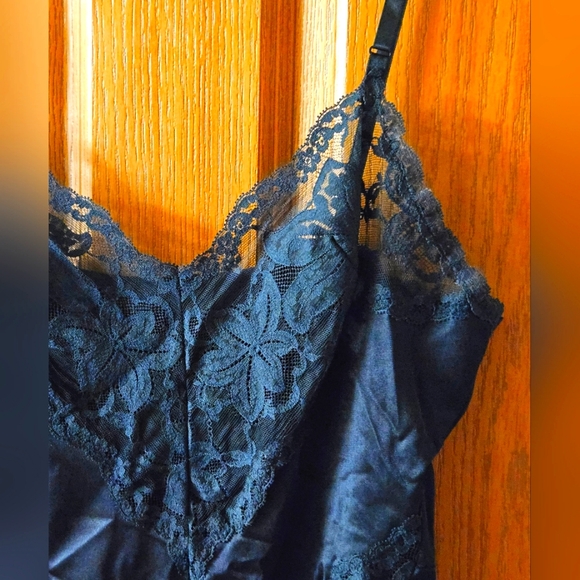 SOLD • Vintage Vanity Fair Teddy • 36 • Black Lace • Nylon • Snap Crotch - Picture 3 of 6